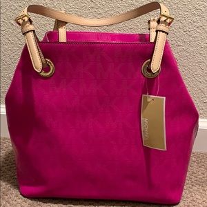 BRAND NEW MICHAEL KORS HANDBAG! Tag is attached!